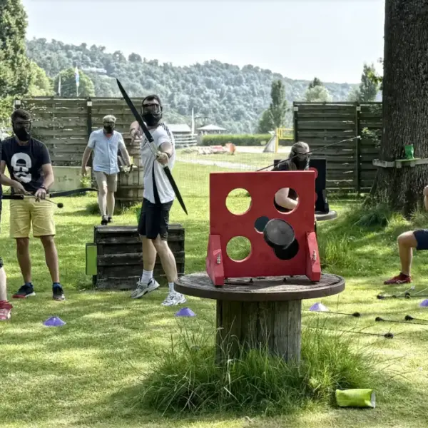 Spieler beim Arrowtag mit Pfeil und Bogen auf der Fläche am Seaside Beach Baldeney.