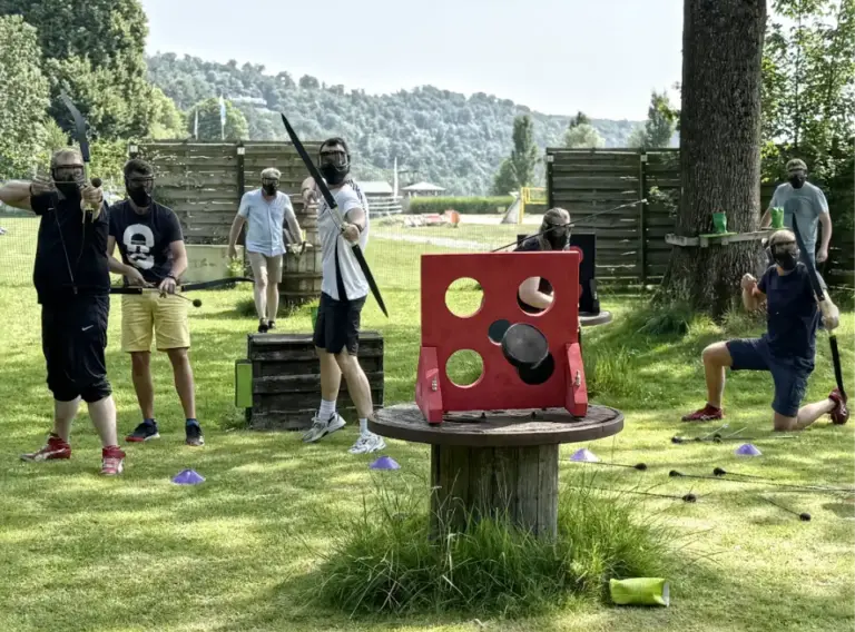 Spieler beim Arrowtag mit Pfeil und Bogen auf der Fläche am Seaside Beach Baldeney.