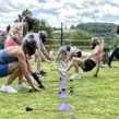Spieler beim Arrowtag Teambuilding Event am Seaside Beach Baldeney See in Essen, die sich beim interaktiven Bogenschießen duellieren.