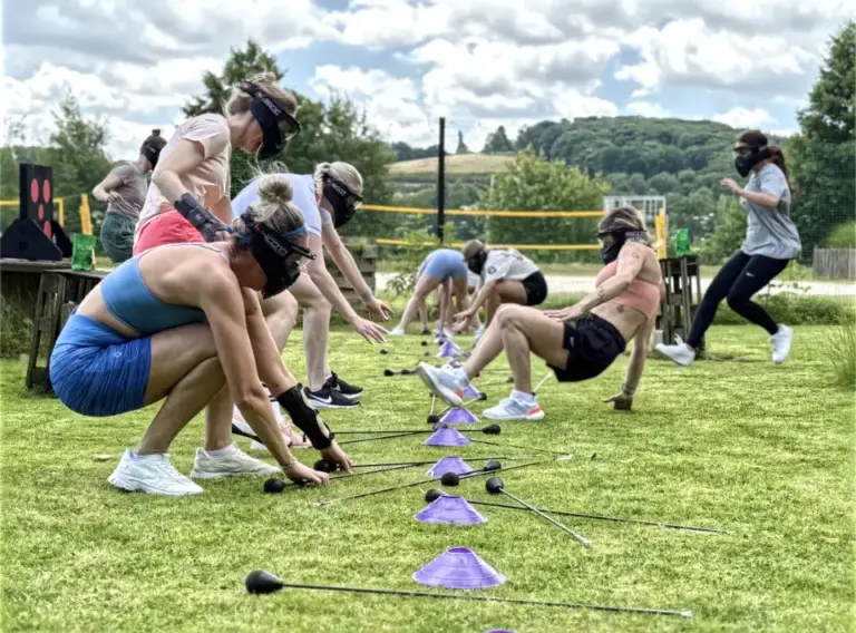 Spieler beim Arrowtag Teambuilding Event am Seaside Beach Baldeney See in Essen, die sich beim interaktiven Bogenschießen duellieren.