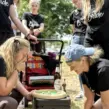 Mädels auf Junggesellenabschied während des JGA-Events in Venlo mit der Eventagentur "Deine Erlebnismacher", die sich auf Bierwanderung beim Spiel “Summenprinzessin“ mit Würfeln duellieren.