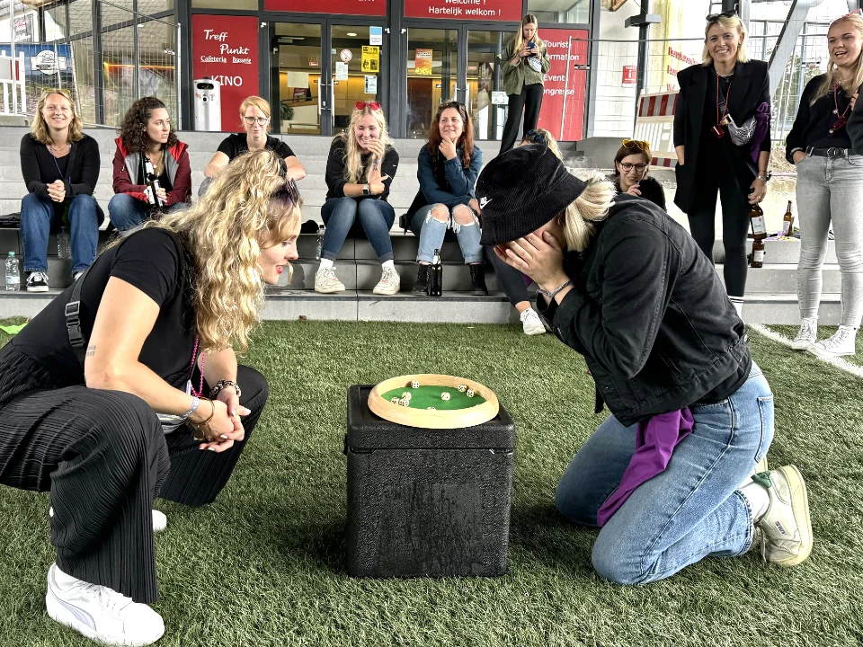 JGA Gruppe auf einer Bierwanderung in Willingen, die um Punkte für die Endabrechnung beim Spiel "Summenprinzessin" kämpfen.
