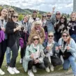 Gruppenbild von Frauen auf einem JGA Event Weinwanderung in Willingen mit Weingläsern in der Hand