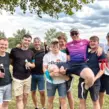Gruppenbild beim JGA Event in Düsseldorf auf Jungessellenabschied mit Männern, die sich beim Event "Schlag den Bräutigam" duelliert haben.