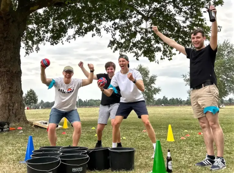 JGA-Duesseldorf-JGA Battle-JGA Schlag den Braeutigam-JGA Events Bochum Bierpong beim JGA Event in Düsseldorf auf Jungessellenabschied mit Männern, die sich beim Event "Schlag den Bräutigam" duelliert haben.