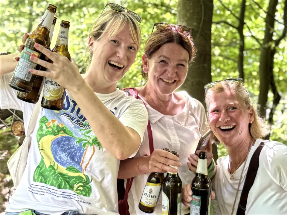 Frauen auf einem JGA Event in Essen während einer Bierwanderung durch die Stadt.