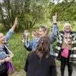 Tanzende Frauen in der Natur von Willingen auf einem JGA Event mit Weingläsern in der Hand