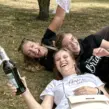 Frauen auf Junggesellenabschied während der Siegerehrung beim JGA-Event in Venlo mit der Eventagentur "Deine Erlebnismacher", die lachend auf dem Boden liegen.