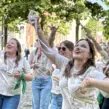 Tanzende Frauen auf einem JGA in Düsseldorf mit Weingläsern in der Hand.