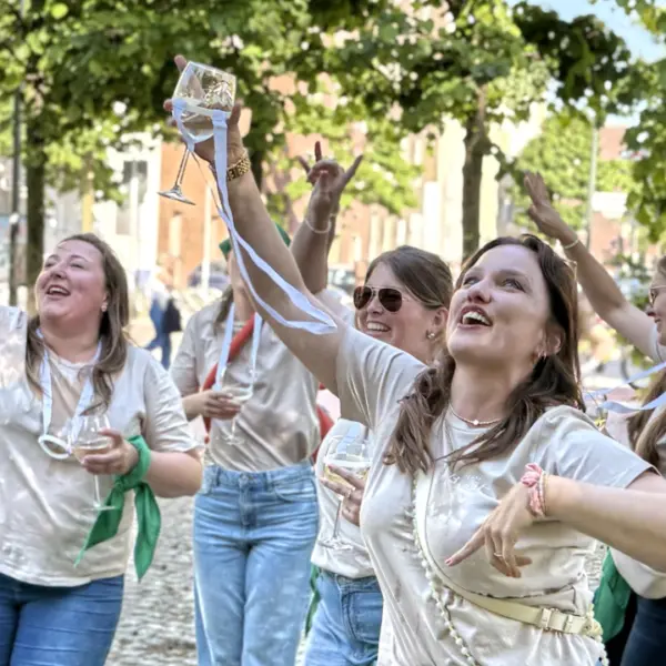 Tanzende Frauen auf einem JGA in Düsseldorf mit Weingläsern in der Hand.