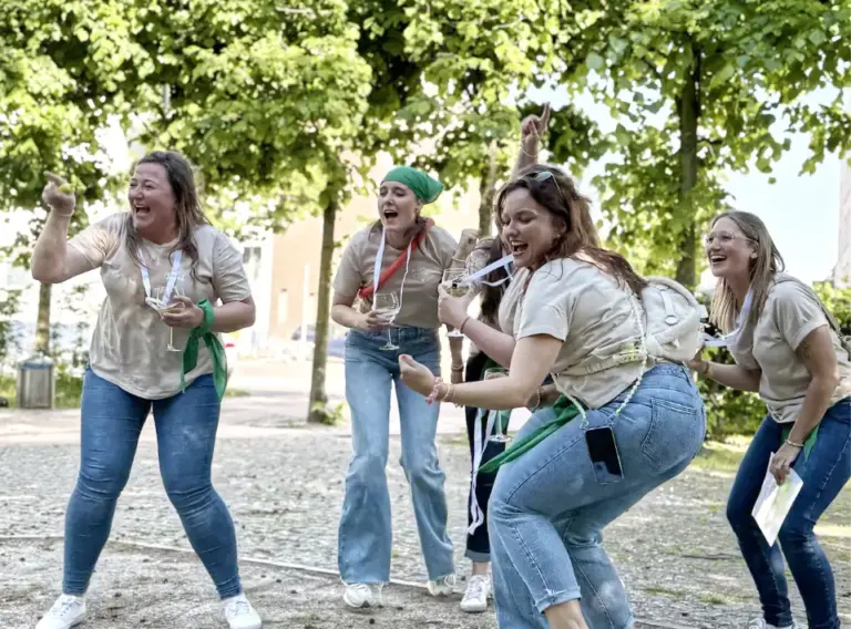 JGA-Ideen-Junggesellenabschied-Events-JGA-Muenster Tanzende Frauen auf einem Junggesellenabschied in Düsseldorf