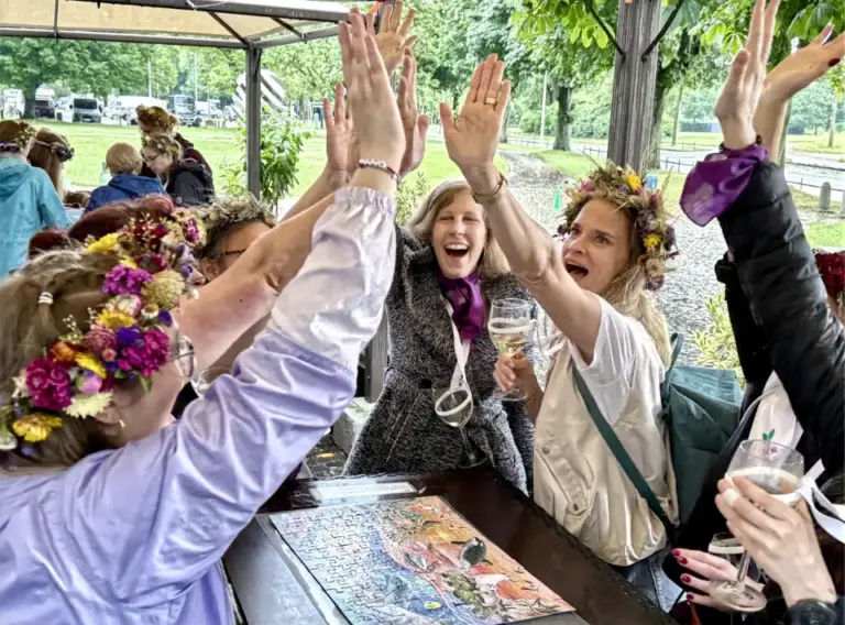 JGA-Junggesellenabschied-Braut-Hochzeitsspiele Frauen auf einem Junggesellenabschied in den Rheinauen in Bonn beim puzzeln