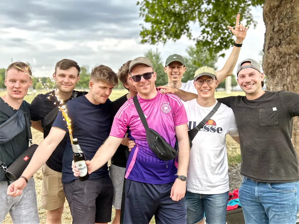 Siegerehrung beim JGA Event in Düsseldorf auf Jungessellenabschied mit Männern, die sich beim Event "Schlag den Bräutigam" duelliert haben.