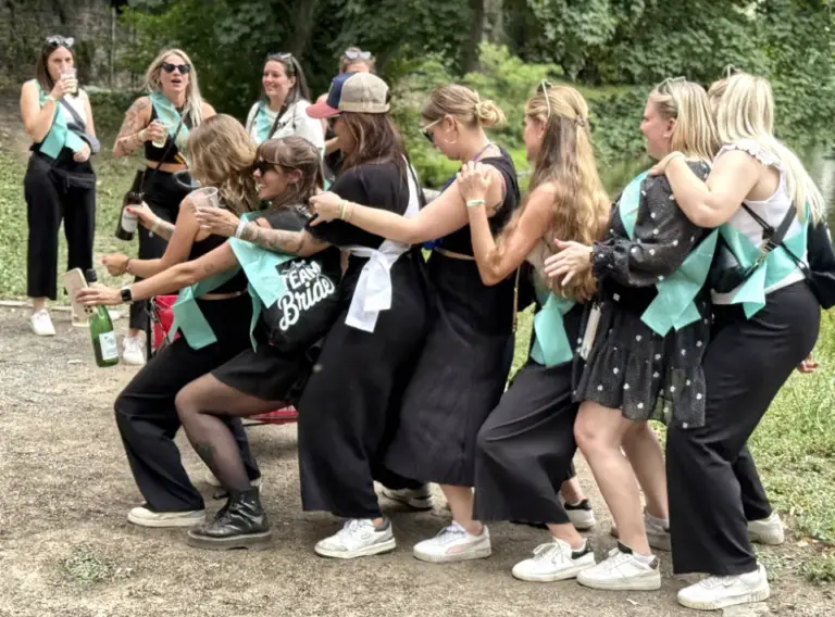 JGA-Karaoke-Junggesellenabschied-Duesseldorf Tanzende Mädels auf Junggesellenabschied beim JGA-Event in Düsseldorf mit der Eventagentur "Deine Erlebnismacher".