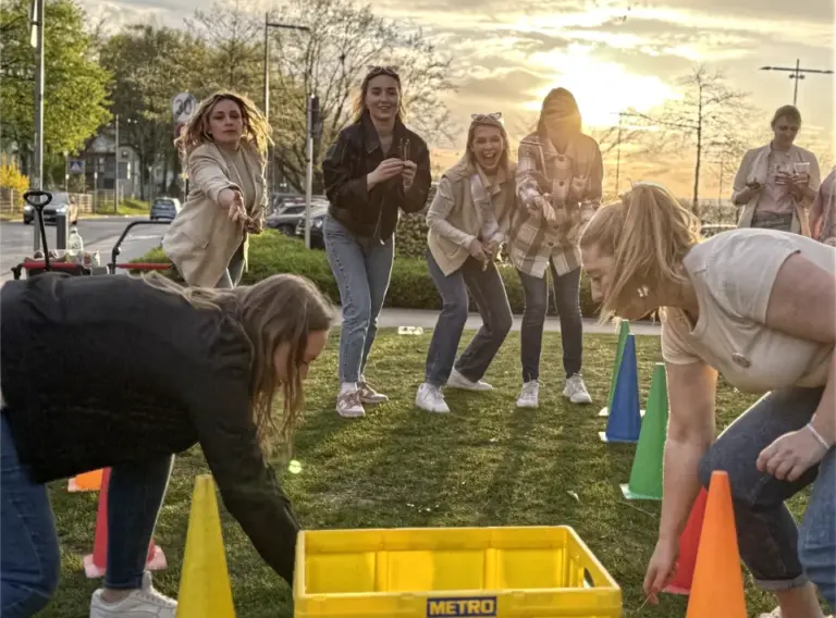 JGA-Koblenz-Schlag-die-Braut Frauen auf einem Junggesellenabschied mit der Braut die ein Spiel spielen und dabei Bleistifte in eine Kiste werfen