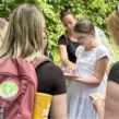 Frauen auf einem Junggesellenabschied bei einer Schnitzeljagd im Wald in Essen