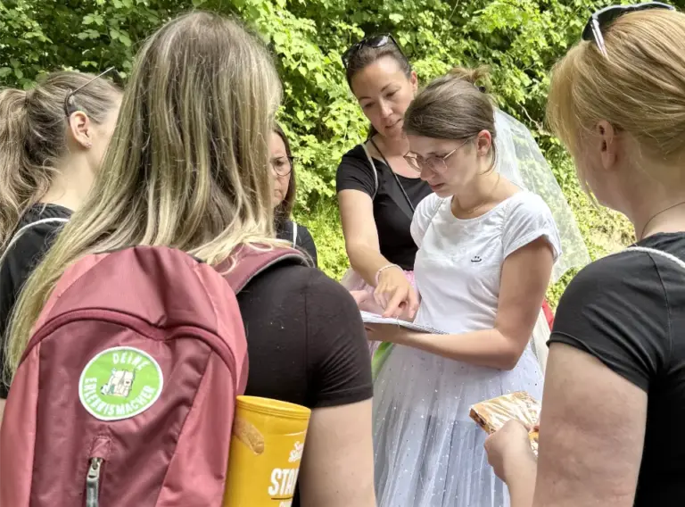 JGA-Schatzsuche-Geocaching-Schnitzeljagd Frauen auf einem Junggesellenabschied bei einer Schnitzeljagd im Wald in Essen