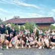 Eine JGA-Gruppe Mädels auf Junggesellenabschied in Lahnstein bei Koblenz, die auf einer Weinwanderung mit kleinen Spielen a la Schlag den Raab teilnehmen.