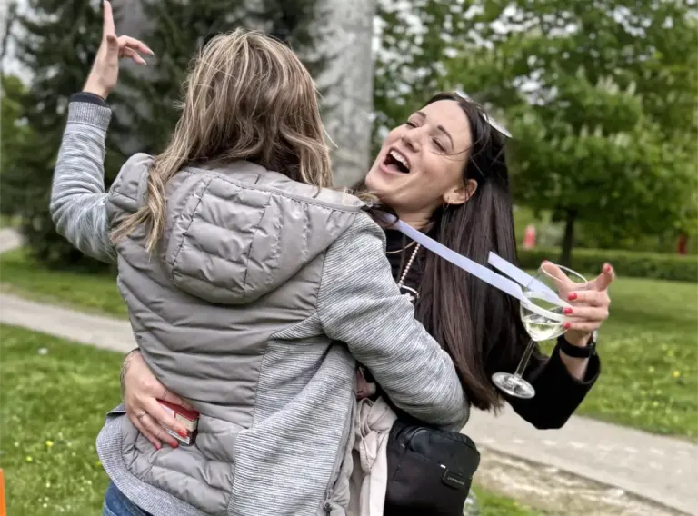 JGA-Willingen-Ideen-Singender-Junggesellenabschied Tanzende Frauen auf Junggesellenabschied beim JGA-Event in Willingen mit der Eventagentur "Deine Erlebnismacher".