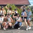 Gruppenbild vom JGA-Event "Schlag die Braut" in Lahnstein bei Koblenz, auf dem verschiedene Frauen mit bester Laune auf einem Junggesellenabschied sind.