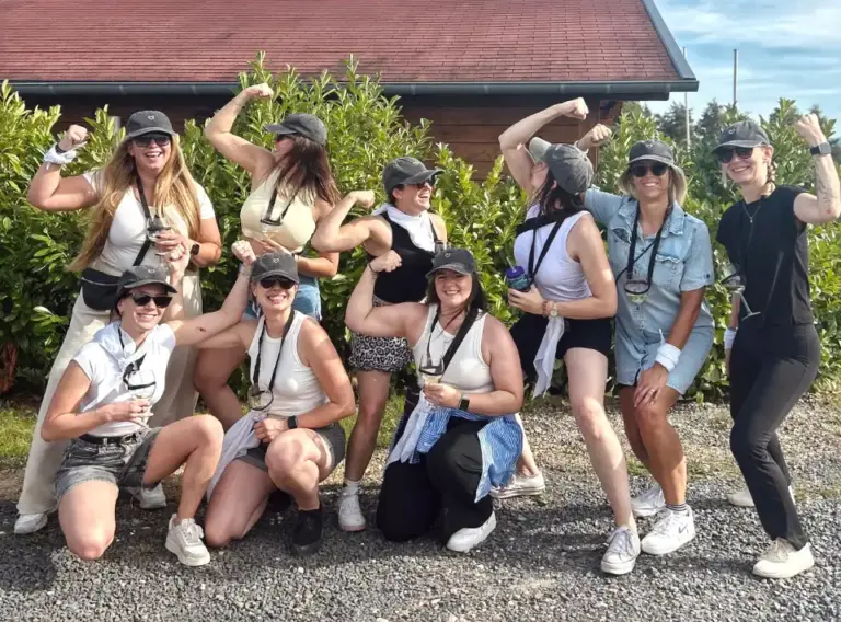 Junggesellenabschied-JGA-Battle-Lahnstein-Koblenz-Team-Braut Gruppenbild vom JGA-Event "Schlag die Braut" in Lahnstein bei Koblenz, auf dem verschiedene Frauen mit bester Laune auf einem Junggesellenabschied sind.