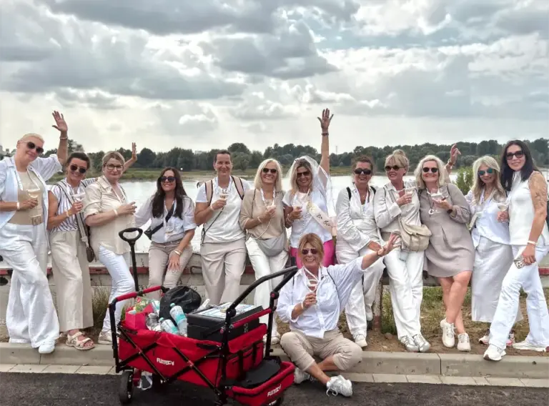 JGA Weinrallye Düsseldorf – Frauengruppe bei der Weinwanderung am Rheinufer Teilnehmerinnen einer JGA Weinrallye in Düsseldorf erleben eine Weinwanderung am Rheinufer mit Weinverkostung, Teamspielen und abwechslungsreichen Aufgaben – ideal für Junggesellinnenabschiede