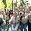 Frauen beim Feiern während der Siegerehrung auf einem JGA Event in Düsseldorf.