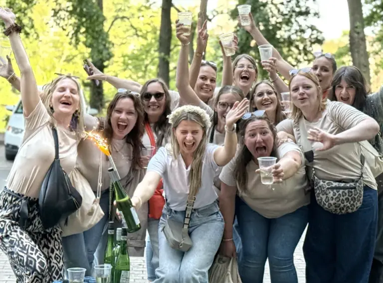 Junggesellinnenabschied-JGA-Duesseldorf-Schlag-die-Braut Frauen beim Feiern während der Siegerehrung auf einem JGA Event in Düsseldorf.