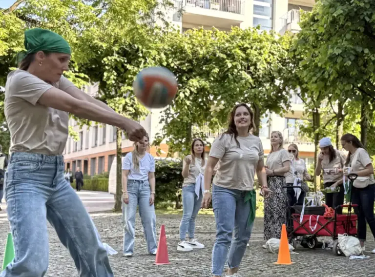 Junggesellinnenabschied-JGA-Ideen-Duesseldorf-Schlag-die-Braut Junggesellenabschied in Düsseldorf bei dem Frauen Volleyball spielen.
