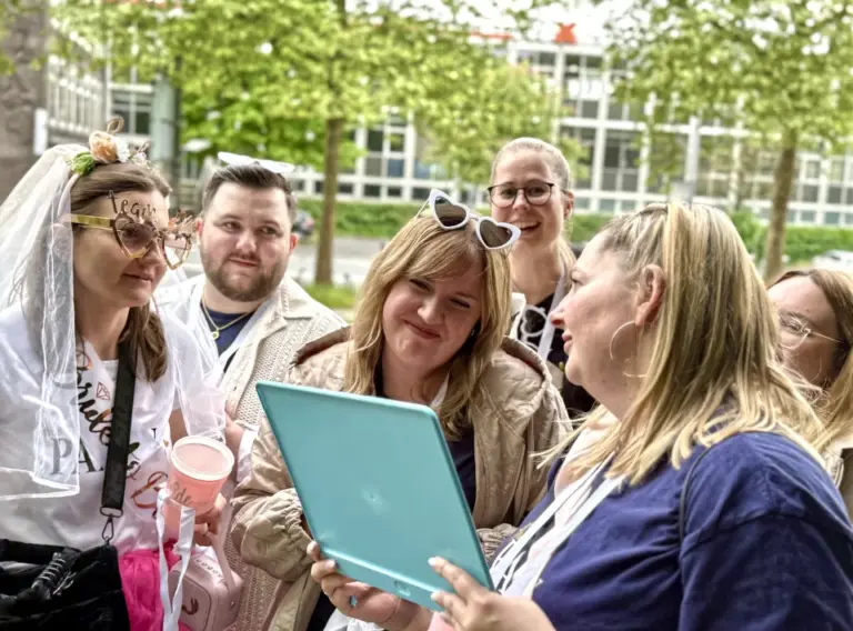 Schlag-die-Braut-JGA-Duesseldorf Frauen und Männer auf einem JGA in Bochum beim Event Schlag die Braut