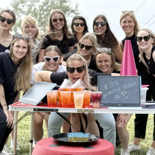 Gruppenbild beim JGA Event in Düsseldorf auf Jungessellenabschied mit Frauen, die sich beim Event "Schlag die Braut" duelliert haben.
