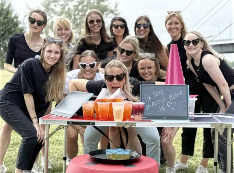 Schlag die Braut-JGA Ideen-JGA Duesseldorf-Junggesellinnenabschied Gruppenbild beim JGA Event in Düsseldorf auf Jungessellenabschied mit Frauen, die sich beim Event "Schlag die Braut" duelliert haben.