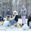 Kinder und Jugendliche bauen selbstgefertigte Holzschlitten und spielen im Schnee bei der Winterferien-Ferienbetreuung von deine Erlebnismacher