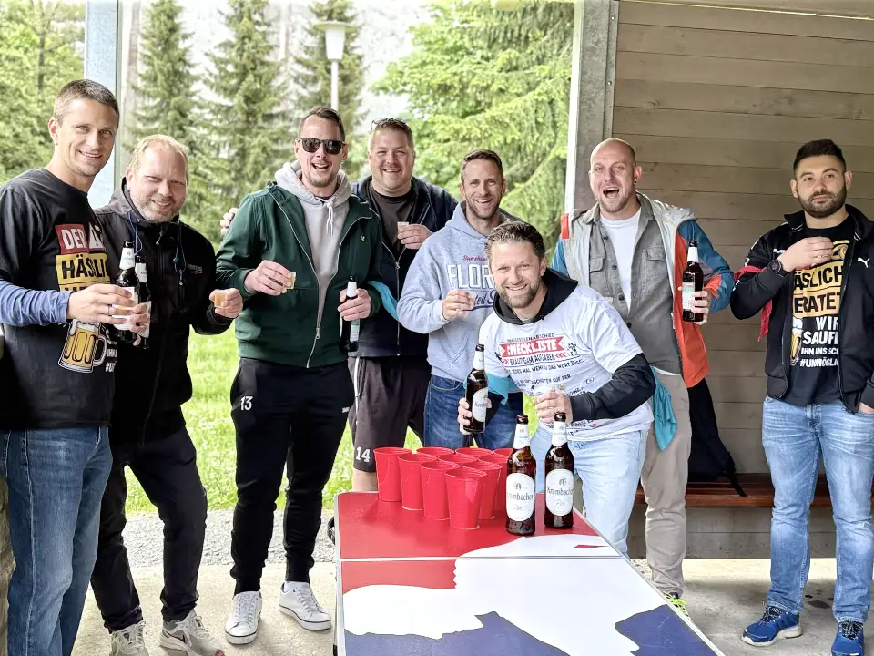 Junggesellenabschied bei einer Bierwanderung mit Bierpong als erster Spielstation während einer geführten BierRallye