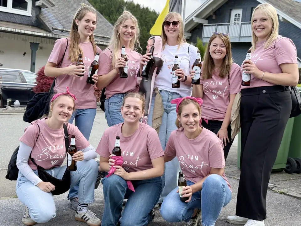 Junggesellinnenabschied bei einer Bierwanderung mit Brautteam während einer geführten BierRallye in Willingen im Sauerland