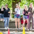 Junggesellinnenabschied bei der Weinwanderung in Essen. Die Gruppe spielt das Spiel Bleistift Bowl, während der Bollerwagen mit Wein und Musikbox im Hintergrund bereitsteht