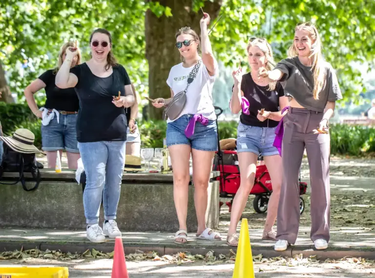 JGA Weinwanderung Essen – Bleistift Bowl Spiel bei der Weinrallye Junggesellinnenabschied bei der Weinwanderung in Essen. Die Gruppe spielt das Spiel Bleistift Bowl, während der Bollerwagen mit Wein und Musikbox im Hintergrund bereitsteht