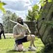 Spieler beim Spiel Arrowtag mit Pfeil und Bogen am Seaside Beach Baldeney