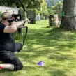 Spieler mit Pfeil und Bogen beim Bogenschießen als Arrowtag-Event am Seaside Beach Baldeney.