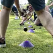 Spieler beim Sport Arrowtag am Seaside Beach Baldeney, die während der Startphase versuchen Pfeile zu erhaschen.
