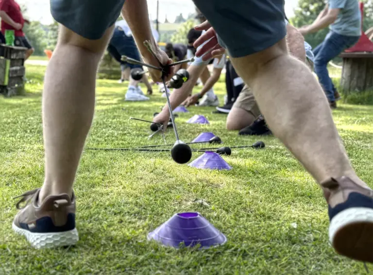 Arrowtag-Arrowgames-Lasertag-Pfeil-Bogen-Seaside-Beach-Baldeney Spieler beim Sport Arrowtag am Seaside Beach Baldeney, die während der Startphase versuchen Pfeile zu erhaschen.