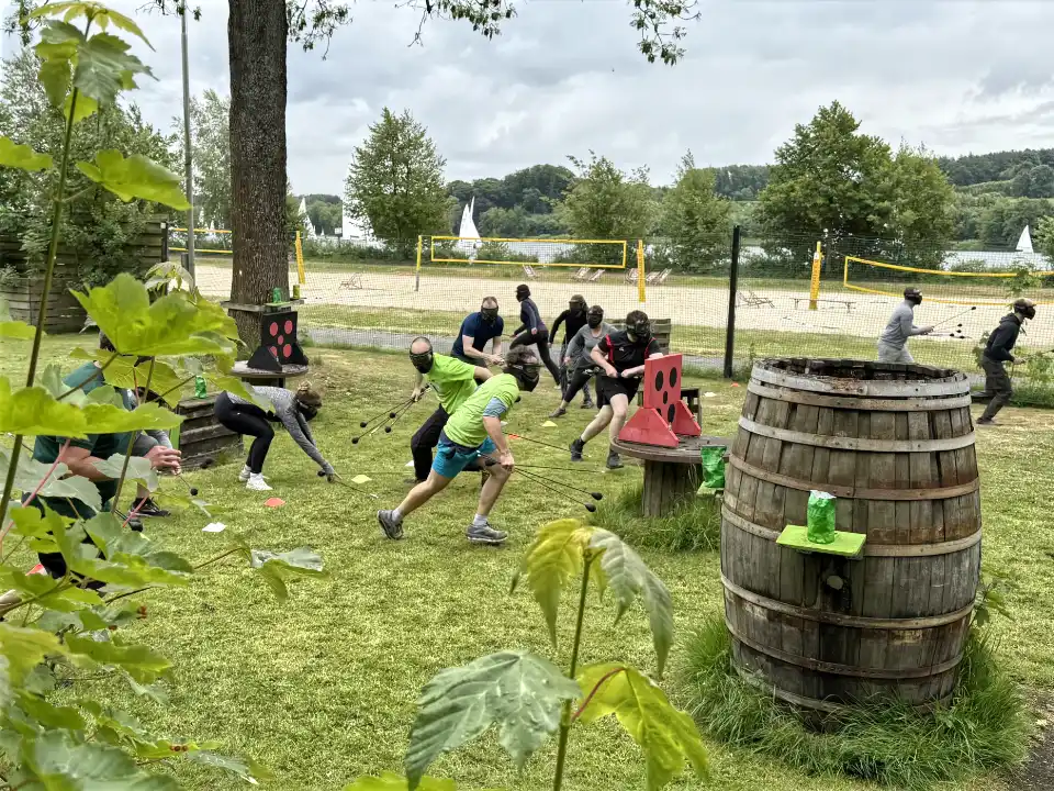 Spieler auf der Fläche beim Arrowtag Event mit Pfeil und Bogen am Seaside Beach Baldeney in Essen.