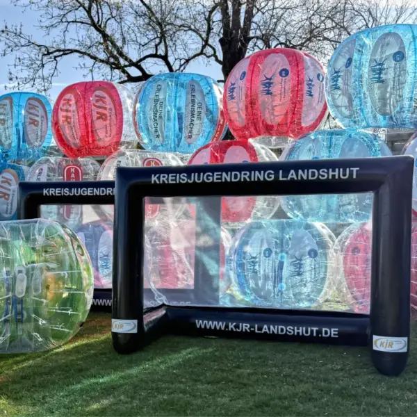 Zwei aufblasbare Fußballtore in schwarz sowie aufgeblasene Bumperbälle im Hintergrund