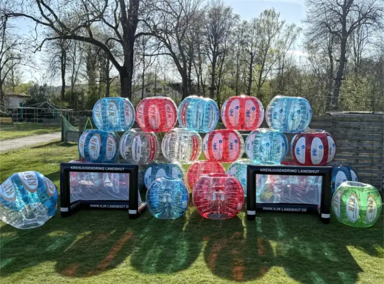 Aufblasbare-Tore-Fußballtore-Bumperball Bubble Soccer Bälle in verschiedenen Farben und zwei aufgeblasene Tore in schwarz am Seaside Beach Baldeney in Essen