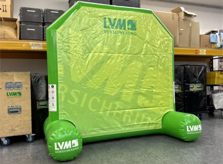 Aufblasbares Fußball-Darts-Modul mit Werbefläche – Individuelle Inflatable Eventmodule produzieren Rückansicht eines aufblasbaren Fußball-Darts-Moduls mit großer Werbefläche, individuell produziert für die LVM-Versicherung Münster. Das Inflatable Fußball-Darts Eventmodul eignet sich für Promotion, Sponsoring und Markenpräsenz und zeigt eine Sonderanfertigung im Bereich aufblasbare Eventmodule herstellen und kaufen.