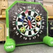 Abgebildet ist ein aufblasbares Fußball-Darts-Modul mit Klett-Fußbällen, individuell produziert für die LVM-Versicherung Münster. Das Inflatable Fußball-Darts eignet sich als Eventmodul für Promotion, Firmenfeiern und Sportevents und zeigt eine professionelle Sonderanfertigung im Bereich aufblasbare Eventmodule herstellen und kaufen.