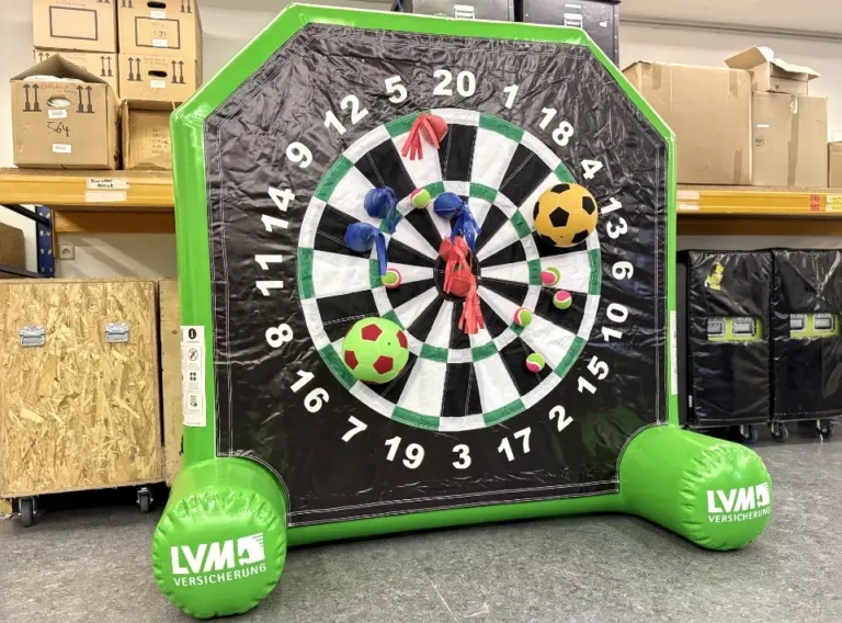 Aufblasbares Fußball-Darts-Modul – Individuelle Produktion & Verkauf von Inflatable Eventmodulen Abgebildet ist ein aufblasbares Fußball-Darts-Modul mit Klett-Fußbällen, individuell produziert für die LVM-Versicherung Münster. Das Inflatable Fußball-Darts eignet sich als Eventmodul für Promotion, Firmenfeiern und Sportevents und zeigt eine professionelle Sonderanfertigung im Bereich aufblasbare Eventmodule herstellen und kaufen.