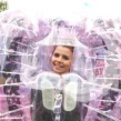 Bubblesoccer oder Bumperball mit Luftfenster und Sichtfenster mit einer Frau