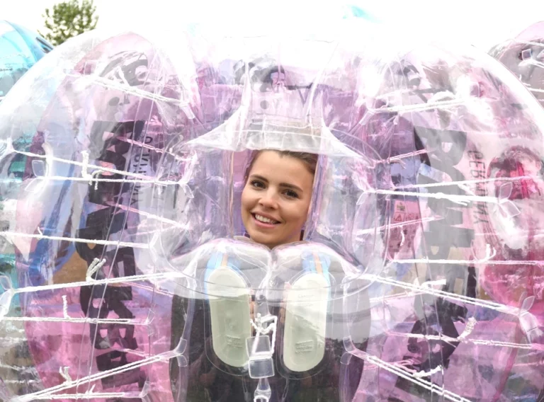 Bubble-Soccer-Kaufen-Bumper-Ball-Kaufen Bubblesoccer oder Bumperball mit Luftfenster und Sichtfenster mit einer Frau
