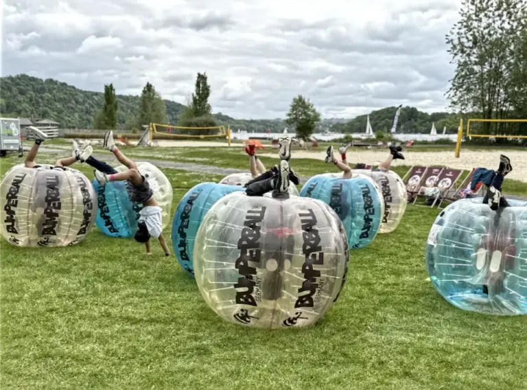 Bubblesoccer-Bumperball-Bubbleball-Seaside-Beach Kinder in Bubble Soccer Bällen auf dem Kopf stehend beim Kindergeburtstag am Seaside Beach Baldeney in Essen